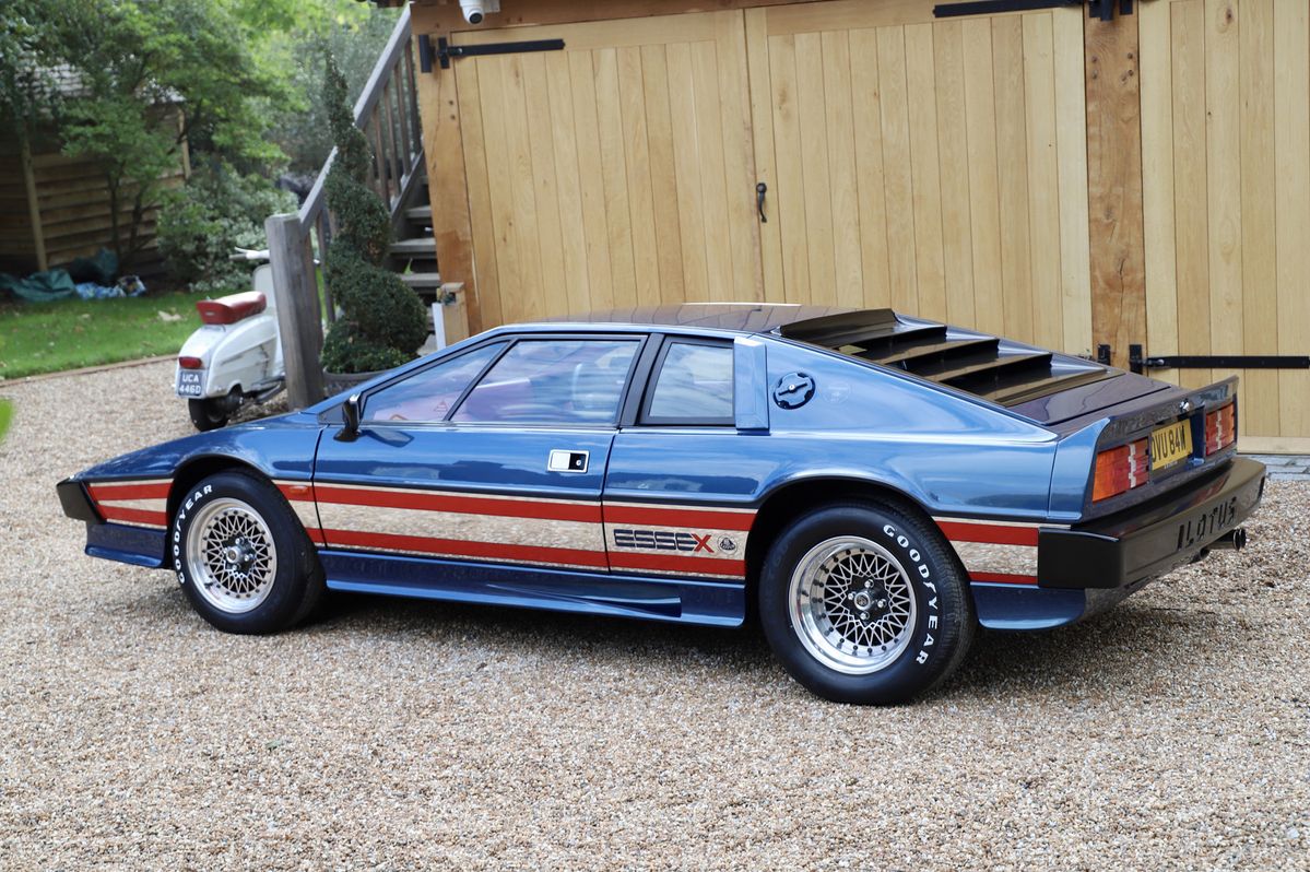 Lotus Esprit Turbo Essex Commemorative in Monaco-blauw