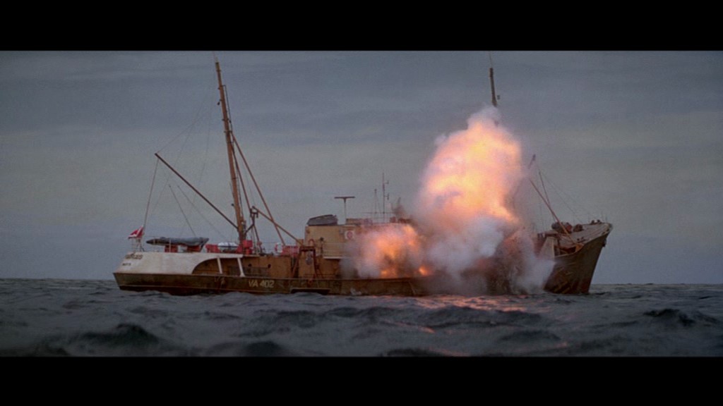 Het Britse spionageschip zinkt na een explosie in de Ionische Zee