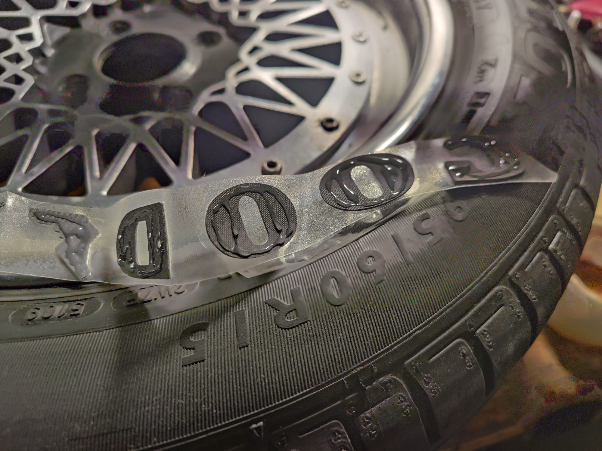 De Goodyear stickers worden aangebracht op de band