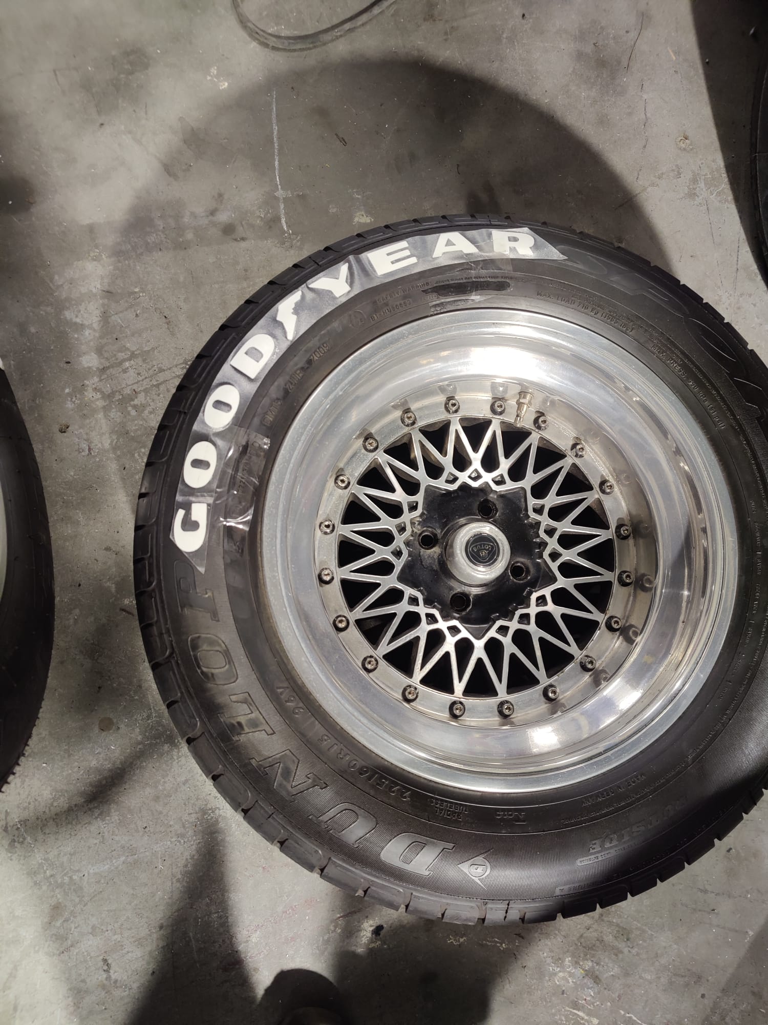 Wiel met Goodyear logo op de band