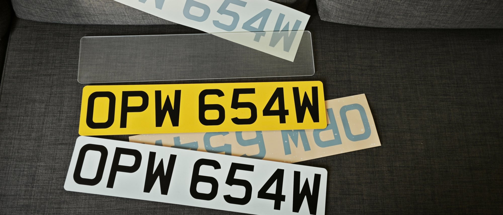 De voltooide voor- en achterkentekenplaten OPW 654W