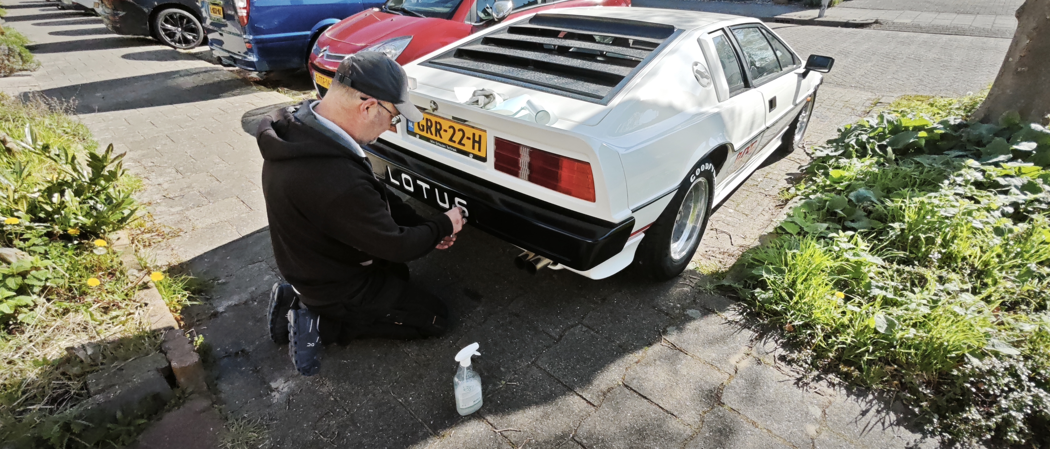 Buurman John brengt de LOTUS letters aan in de achterbumper