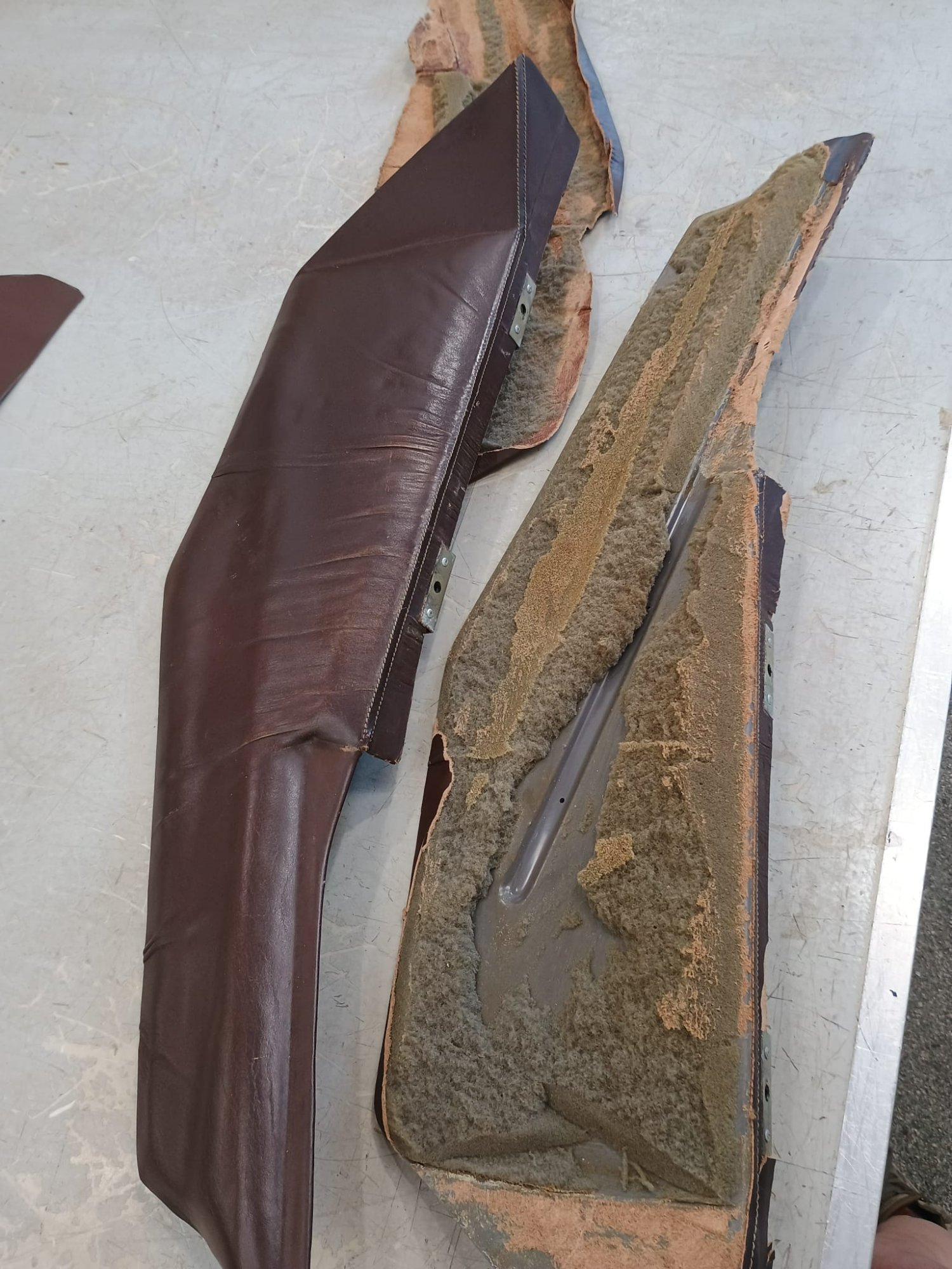 Oude interieurpanelen gedemonteerd — versleten leer en schuim