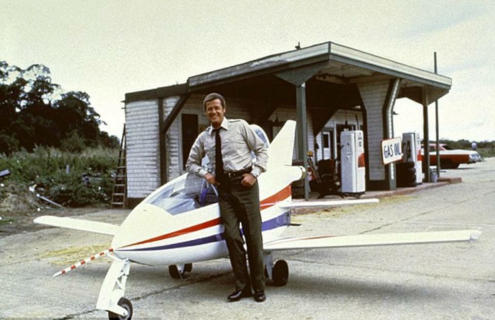 Roger Moore poseert met de Acrostar minijet op de set van Octopussy (1983)
