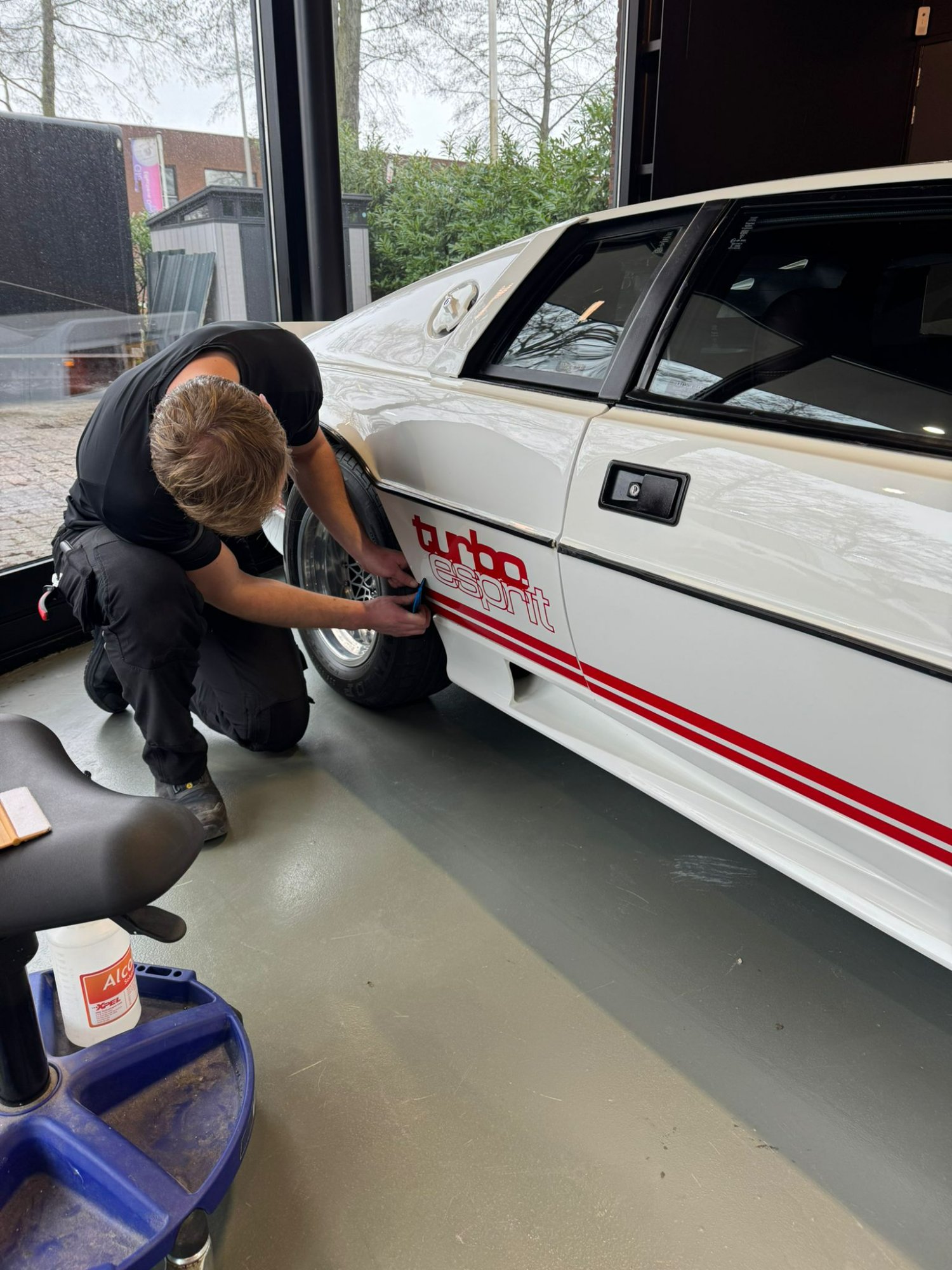 Het aanbrengen van de nieuwe stickers op de zijkant