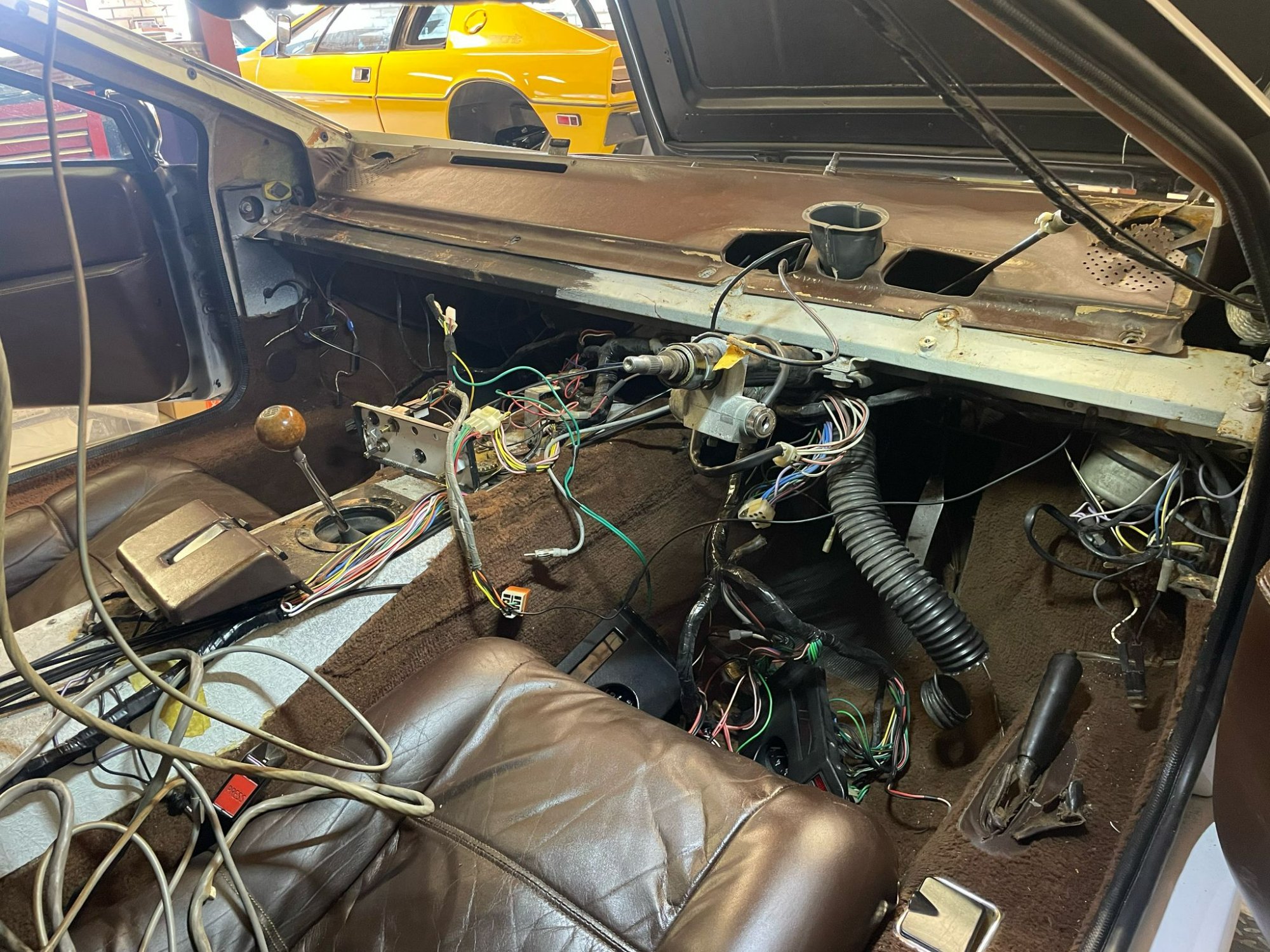 Interieur voor restauratie — overzicht